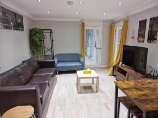 NightRest Homes Smart TV In Each Room - Parking - Hemel Hempstead - 6