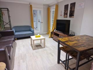 NightRest Homes Smart TV In Each Room - Parking - Hemel Hempstead - 8