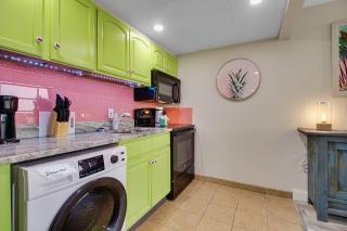 Modern and Fun Coastal Beach Escape! Pinnacle 1471 - 7