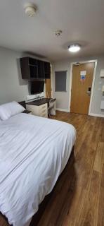 Modern Budget Double Studio in Central Nottingham - 4