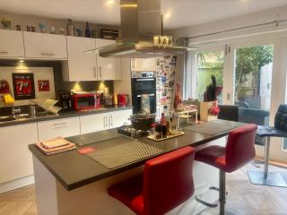 4 bed Townhouse with spectacular views 4 miles from Cardiff 10min drive or train journey to city centre - 2