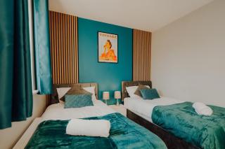 Modern5BR House - WiFi and Parking - 1