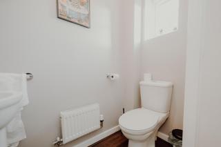 Charming 5BR House -Free WiFi - Parking - 5