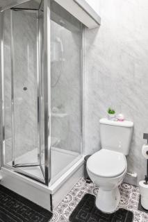 3-Bed House By Eason Stays Short Lets Wigan - 7