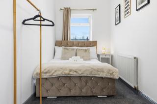 3-Bed House By Eason Stays Short Lets Wigan - 9