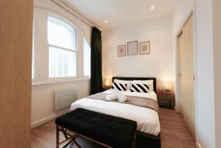 Central & Chic Flat-Sleeps 4-By FabAccommodation - 9