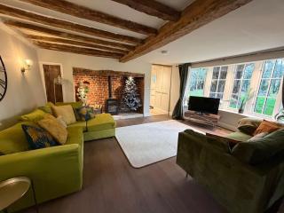 Charming Countryside Escape Yew Tree Cottage - 3