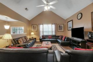 Sleeps 16! • 6BR • Bedroom TVs • Peaceful Suburb - 0