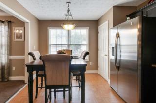 6BR Home • Spacious Yard + Grill • Peaceful Suburb - 4