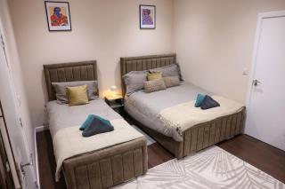 Spacious High street Apartment - 6