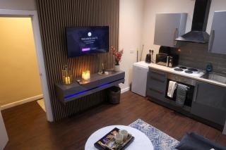 Spacious High street Apartment - 0