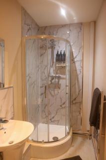 Spacious High street apartment - 7