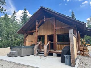 Explorer Creekside Cabin - Private Hot Tub - 0