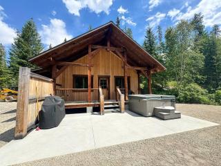 Mountaineer Creekside Cabin - Private Hot Tub - 0