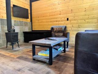 Explorer Creekside Cabin - Private Hot Tub - 1