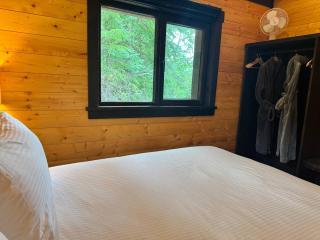 Mountaineer Creekside Cabin - Private Hot Tub - 1