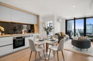 Luxury Docklands 2BR Apt Pool Gym and City Views - 8