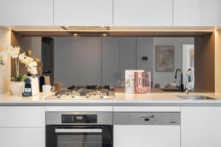 Luxury Docklands 2BR Apt Pool Gym and City Views - 4