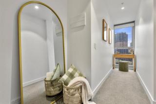 Breathtaking 2BR Retreat With Pool And Free Parking - 7