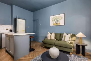 Modern 1-Bed Retreat by Stirling Train Station - 4