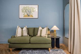 Modern 1-Bed Retreat by Stirling Train Station - 2