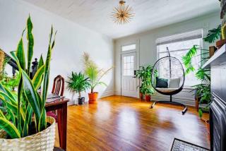 Jungle House Columbus Short North Downtown Free Parking - Walk to Convention Center & Nationwide Arena - 6BR Luxury Home - Sleeps 21 - Over 5,800 Five Star Stays - 6