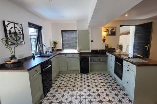 3 Bed House - Sea Views Balcony Parking Pets - 5