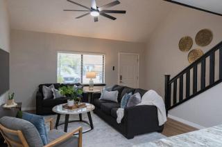 Newly Renovated Townhome - 5