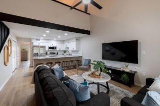 Newly Renovated Townhome - 4