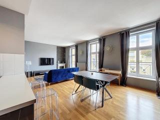 Appartement dans un immeuble de caractère , vue sur le Temple Neuf avec parking - 0