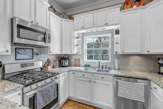 Aqua Vista - Cozy beach home w BBQ & large deck - 6