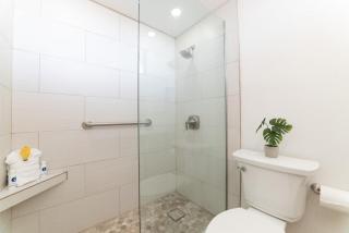 Royal Kahana 317 · RK 317 Remodeled BeachFront Studio w Ocean Vi - 3