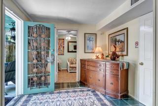 Carriage House - 3BR Vintage Stay w Garden Views - 3