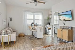 Sandpiper Studio Across From Beach - 8