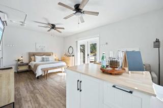 Sandpiper Studio Across From Beach - 4