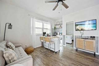 Sandpiper Studio Across From Beach - 3