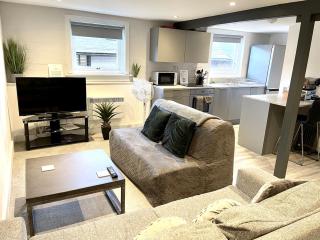 Fantastic convenient 2 Bedroom 2 bathroom Perfect for Stansted Airport, 3 minute walk to Bishops Stortford Train Station! - 8