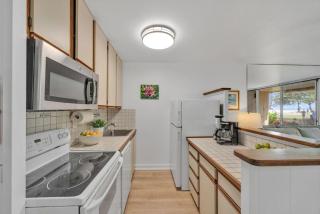 Hale Kai 110 · HKI 110 1BD Condo w Oceanviews and Oceanfront Poo - 8