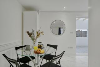 Bright Modern Mill Hill Home Free Parking and Garden - 7