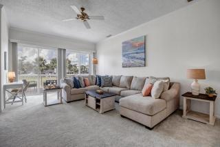 Fairway Breeze - Coastal retreat w pool access - 9