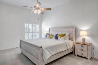 Fairway Breeze - Coastal retreat w pool access - 7