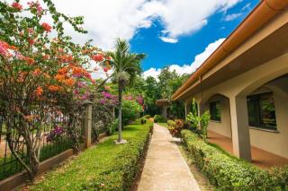 Cozy Garden Condo with Vibrant Tropical Decor, Swimming Pool and Rancho - 6