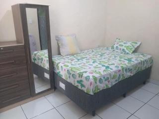 Casa composta por 2 quartos sala cozinha banheiro e uma varanda grande com uma churrasqueira Localizada na Rua Trindade 228 Palmeiras cabo frio na rua da lagoa MOBILIADA WI-FI SUPER ACONCHEGANTE AMBIENTE FAMILIAR - 5