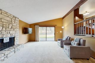 Lake Front Getaway - Carnahan - 2