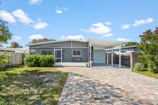 3BR Cocoa Beach Oasis w Tiki Hut & Kayaks Walk to Beach - 9