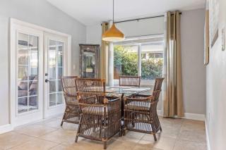 3BR Cocoa Beach Oasis w Tiki Hut & Kayaks Walk to Beach - 1