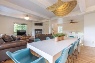 Lake Views, Hot Tub, Fireplace and Pool Table - 4