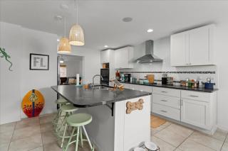 Secluded Coastal Retreat Walk to Beach - 7