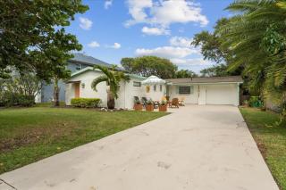 Secluded Coastal Retreat Walk to Beach - 3