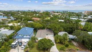 Secluded Coastal Retreat Walk to Beach - 5